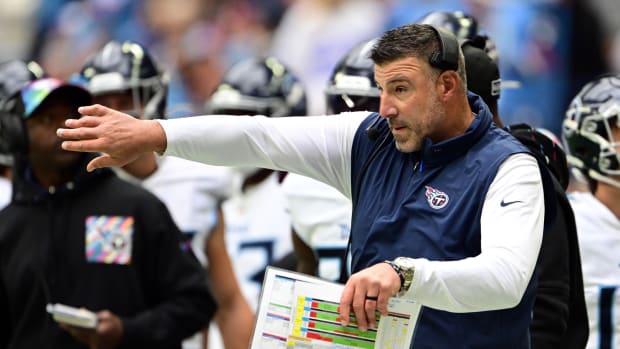 Tennessee Titans head coach Mike Vrabel motions to his team during the first quarter against the Indianapolis Colts at Lucas Oil Stadium. 